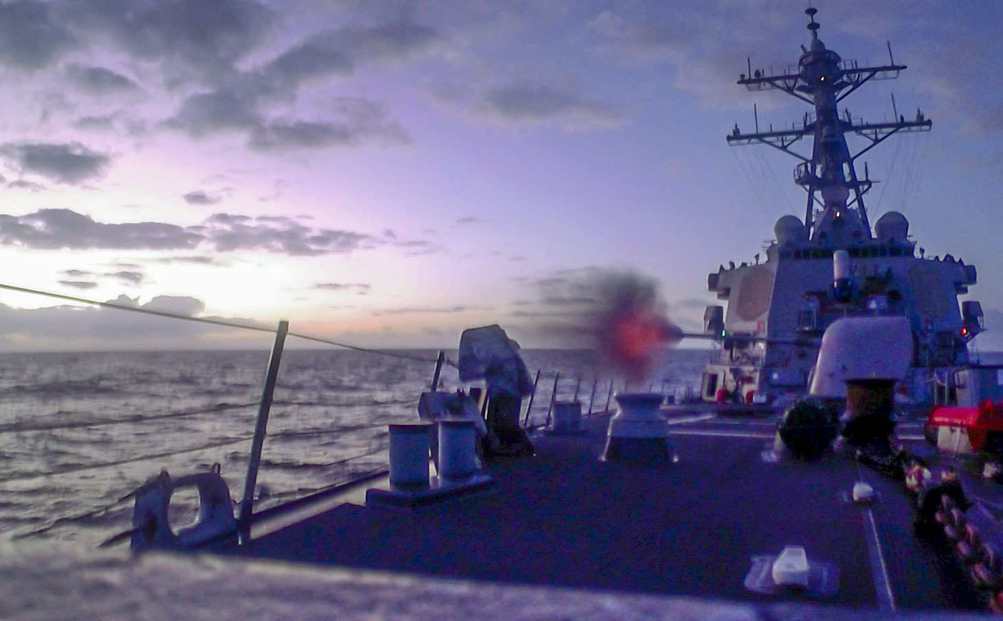 2022年11月13日，導彈驅逐艦本福爾德號在菲律賓海參加利劍聯合軍演 （U.S. Navy photo by Mass Communication Specialist 2nd Class Arthur Rosen）