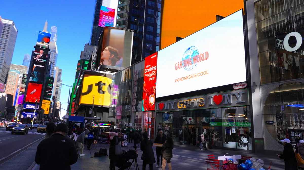 2024年11月13日,藉慶祝「世界善良日」之際,乾淨世界(Gan Jing World)在紐約「時代廣場」推出新一輪的「善良很酷」(Kindness is Cool)影片大賽推廣活動。(于麗麗/大紀元)