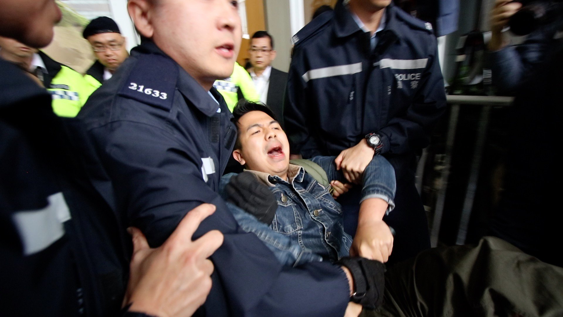 2019年9月3日早上，香港眾志主席林朗彥回港入境時被抓。圖為2019年3月15日，林朗彥被警察拘捕。（大紀元）