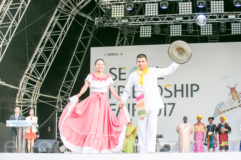 韓國首爾舉辦「2017地球村聯歡會」期間，15個國家35名大使夫婦及子女參與「世界傳統服裝秀」。（全景林／大紀元）