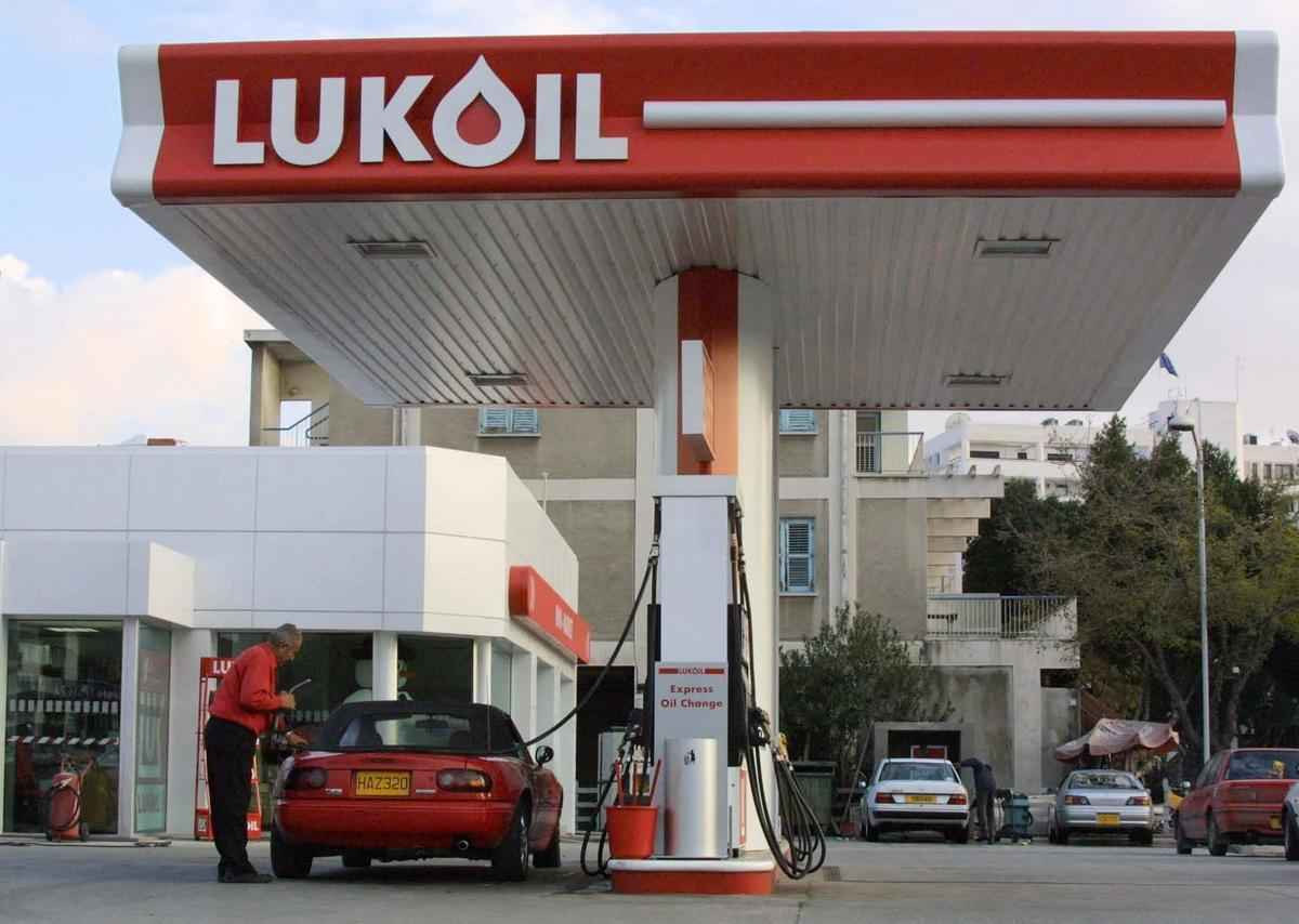 圖為一間Lukoil品牌的加油站。（LAURA BOUSHNAK/AFP）