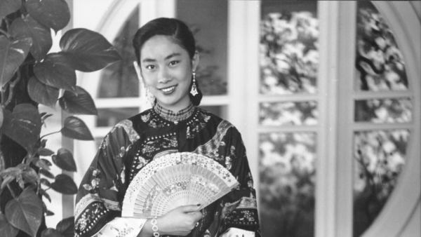 1947年在檀香山,盧燕身穿姐姐盧佩德從中國帶來的旗裝,相片由攝影師Henry Lnn拍攝。(NYAFF/盧燕提供)