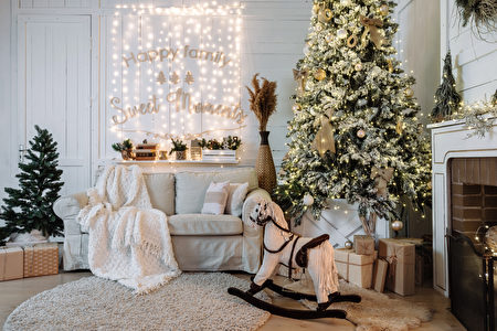 白色木箱搭配聖誕樹，讓空間設計感更加分。（Shutterstock）