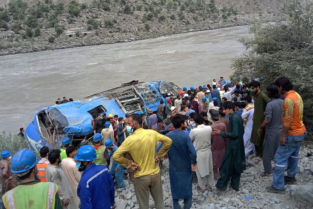 2021年7月14日，中國葛洲壩集團的通勤班車在巴基斯坦前往達蘇水壩（Dasu dam）工地的途中，遭遇自殺式炸彈汽車襲擊，一輛滿載中國工程人員的班車墜落山谷。（STRINGER/AFP via Getty Images）