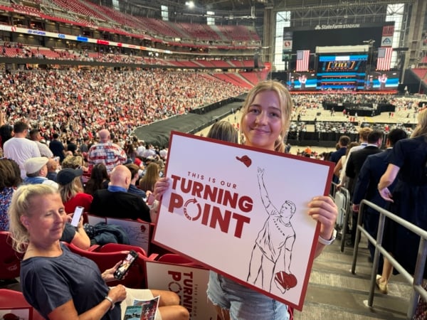 美國政治活動家、保守派組織「Turning Point USA」(TPUSA)創辦人柯克(Charlie Kirk)的追思會,於9月21日在亞利桑那州格蘭岱爾市的州立農場體育館(State Farm Stadium)舉行。開場前,體育館內外聚集了數萬觀眾。(姜琳達/大紀元)