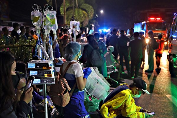 2023年12月2日晚，棉蘭老島南部武端市發生7.6級地震，居民和醫務人員從醫院內疏散病人。（AFP）