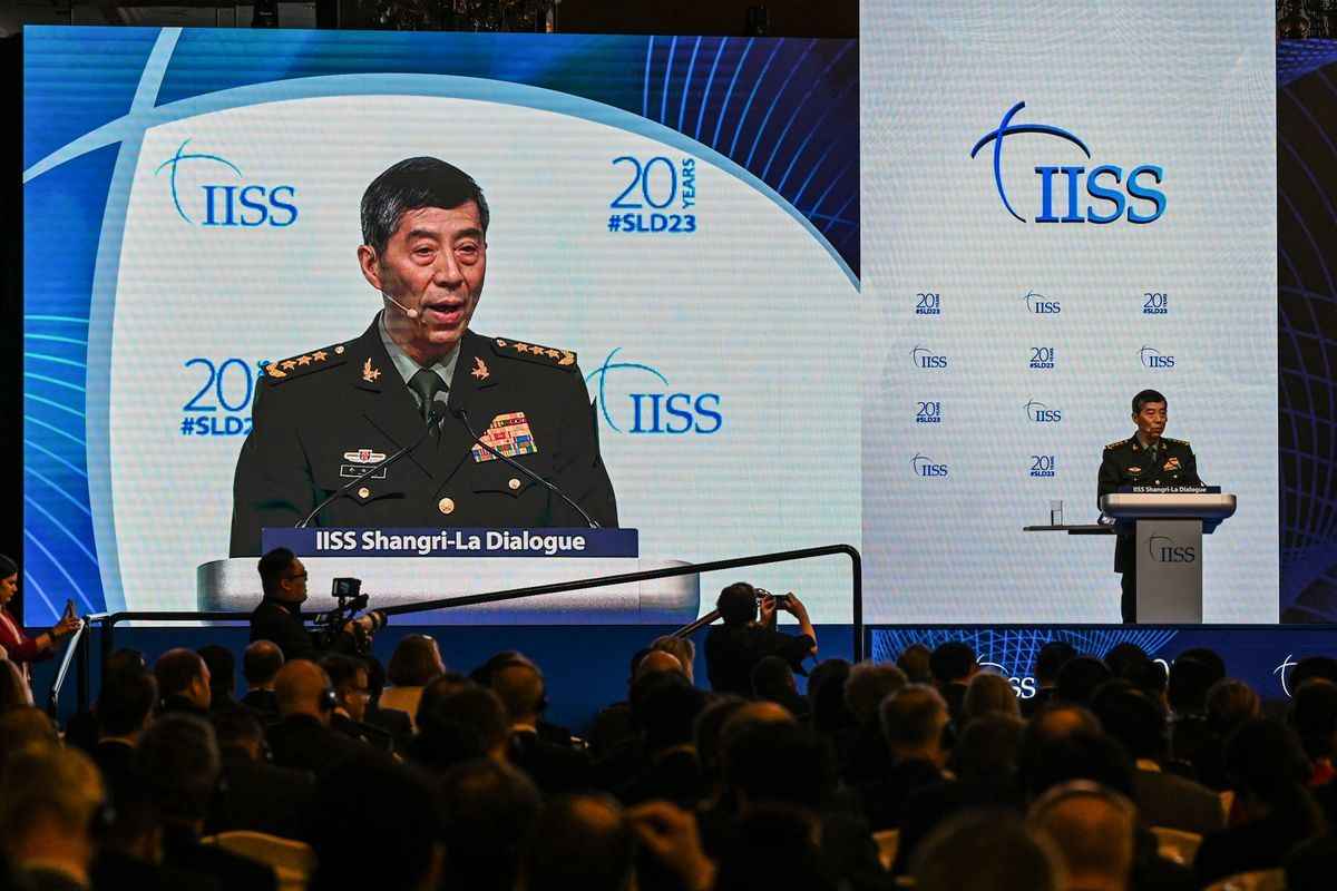 圖為2023年6月4日，中共國防部長李尚福在香格里拉論壇上講話。（Roslan Rahman/AFP via Getty Images）