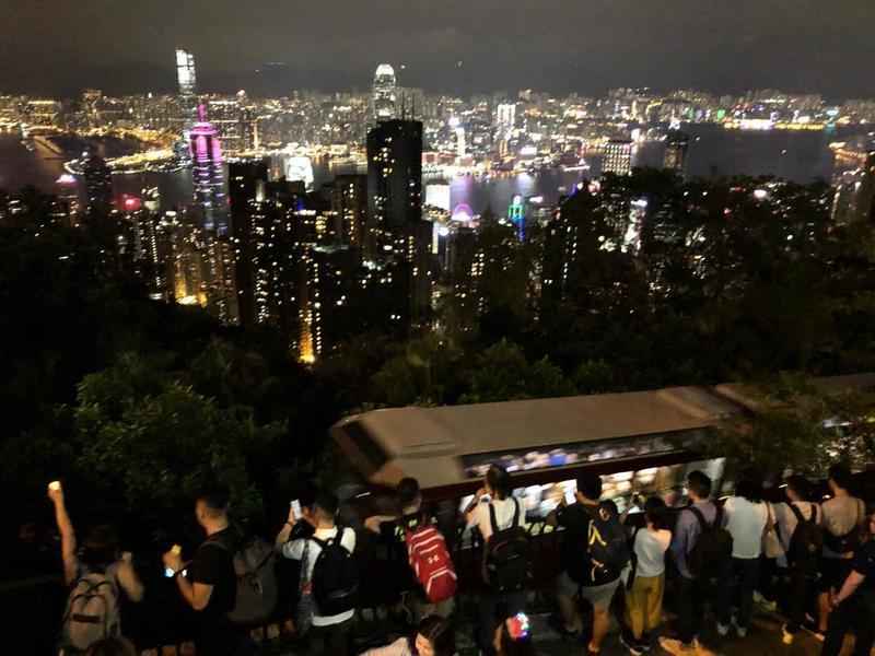 中秋夜港人山頂築人鏈 表訴求挺被抓義士