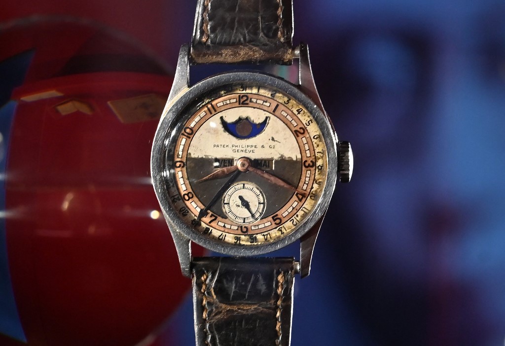 2023年5月23日，中國清朝末代皇帝愛新覺羅溥儀的Patek Philippe Ref. 96QL腕錶在香港展出，並於同日在香港拍賣。 （Peter Parks/AFP）