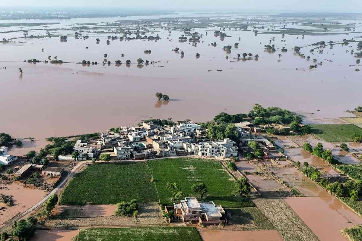 2025年8月28日,巴基斯坦旁遮普省沃濟拉巴德區(Wazirabad District)Chak Ali Sher村發生嚴重水浸。(Aamir Qureshi/AFP via Getty Images)