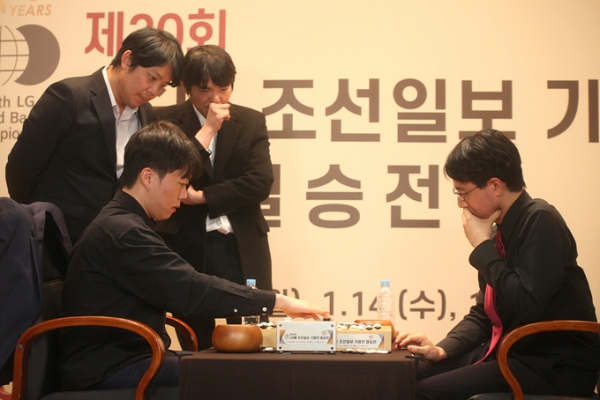 圍棋：恩師李世石助陣 申旻埈再度加冕LG盃