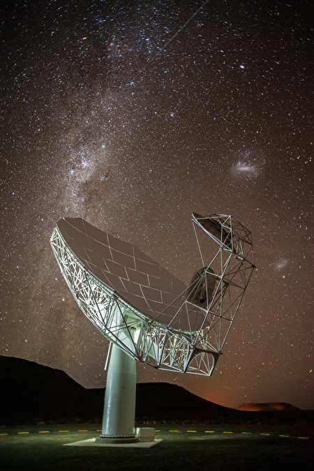 南非射電天文台的MeerKAT射電望遠鏡。（South African Radio Astronomy Observatory）