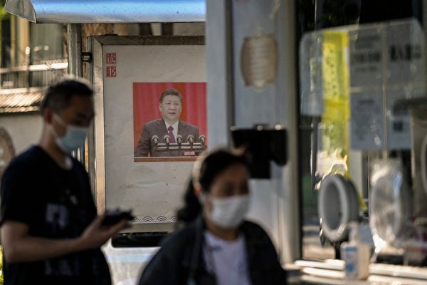 圖為2022年8月31日，北京一處核酸檢測站旁的公告板上展示習近平的宣傳海報。（Jade Gao/AFP）