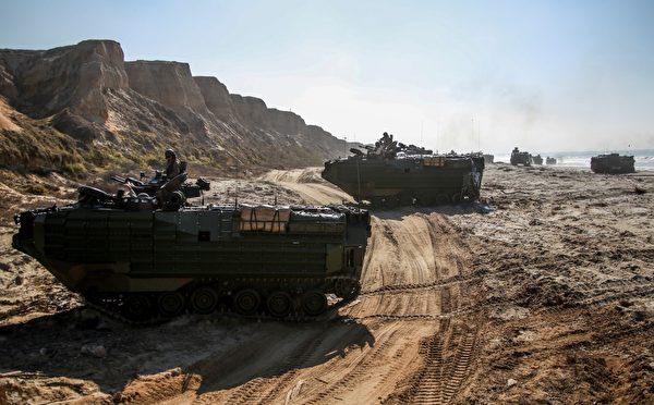 2014年10月21日，在加利福尼亞州彭德爾頓營的模擬機械化突襲中，第15海軍陸戰隊遠征部隊第3營的AAV-7A1兩棲突擊車突擊海灘。（美國海軍陸戰隊）