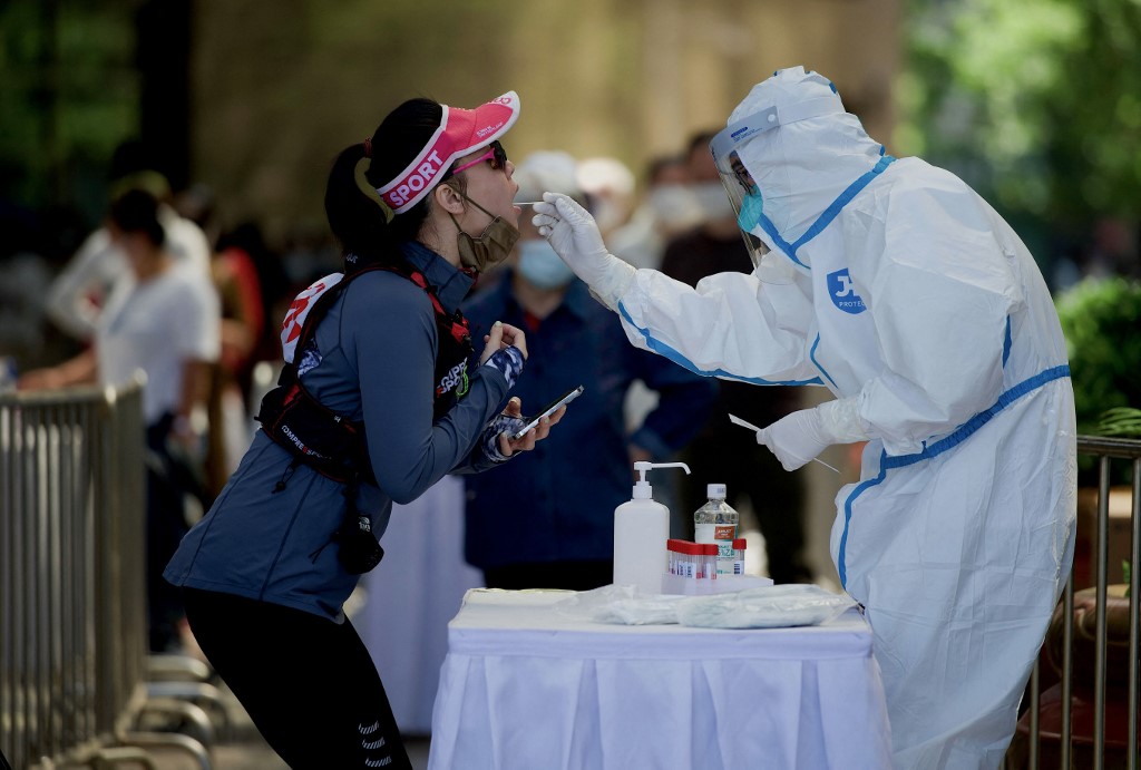 2022年5月15日，北京民眾在接受核酸檢測。（Noel Celis/AFP）