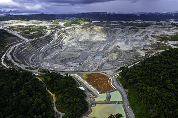 2022年12月6日,巴拿馬科布雷銅礦(Cobre Panama)鳥瞰圖。該銅礦位於巴拿馬城(Panama City)以西120公里的科隆省(Colon)多諾索(Donoso)。這座外資露天銅礦是中美洲最大的銅礦,佔巴拿馬出口總量的75%。(Luis Acosta/AFP)