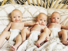 兩億分之一概率 英國夫婦誕下罕見三胞胎