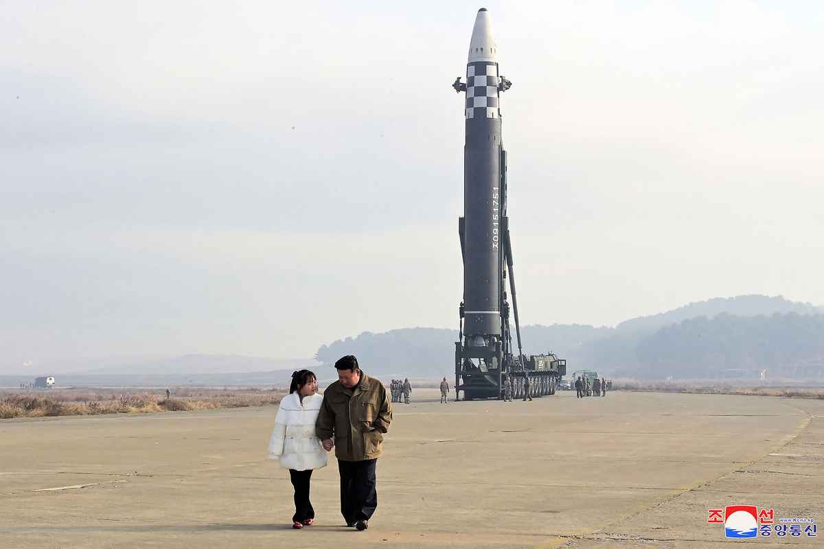 北韓官媒朝中社（KCNA）稱，2022年11月18日，北韓領導人金正恩（右）與他的女兒一起在平壤國際機場視察「火星-17」試射。（KCNA VIA KNS / AFP）