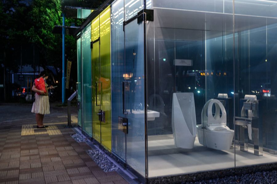 日本推出內藏玄機的透明公廁