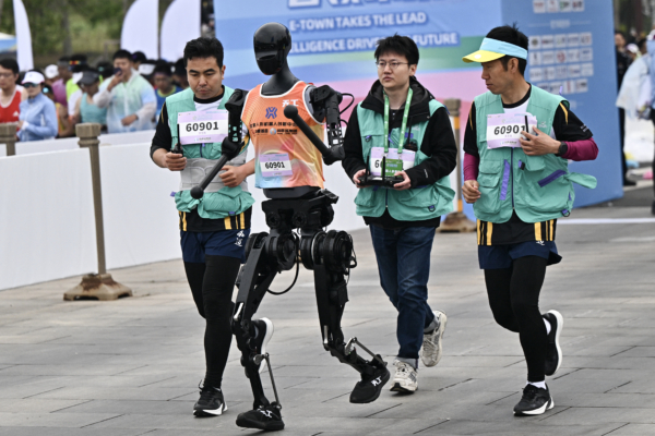 2025年4月19日,在2025北京亦莊半程馬拉松暨人形機械人半程馬拉松比賽中,有20支人形機械人團隊參賽。北京人形機械人創新中心研製的人形機械人「天工Ultra」奪冠。(PEDRO PARDO/AFP via Getty Images)