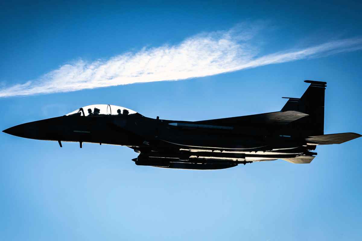 在一次試驗性演示中，一架F-15E「攻擊鷹」戰鬥轟炸機掛載改良的2000磅級GBU-31/B聯合直接攻擊炸彈（JDAM），將一艘靶艦炸成兩半。（U.S. Air Force photo by Staff Sgt. Gaspar Cortez）