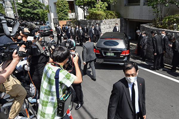 2022年7月9日，日本前首相安倍晉三的遺體抵達東京的住所，自民黨總務會長福田達夫、自民黨政調會長高市早苗等日本政界人士前往迎接。  （Kazuhiro NOGI/AFP via Getty Images）