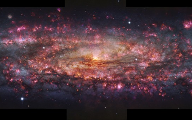 超精細星系圖揭示玉夫座星系呈四千種顏色