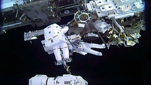 美歐太空人太空行走 為太空站安裝太陽能板