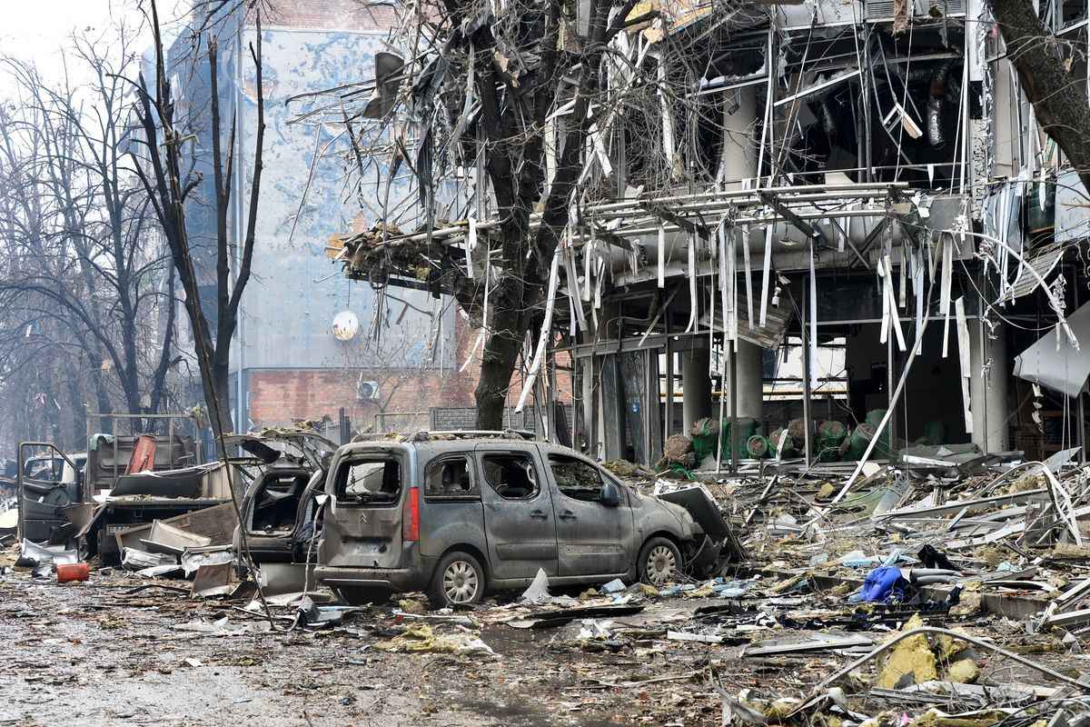 2022年3月3日，俄羅斯軍隊在烏克蘭第二大城市哈爾科夫進行大規模轟炸，包括使用多管火箭炮向城市居民區進行炮擊。（Sergey Bobok/AFP via Getty Images）