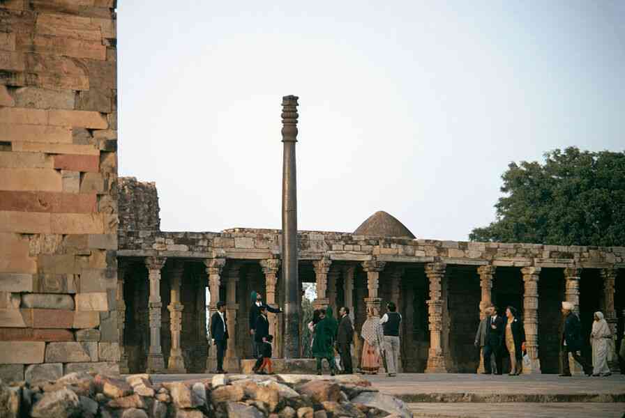印度神秘鐵柱風雨中矗立1600年不生鏽