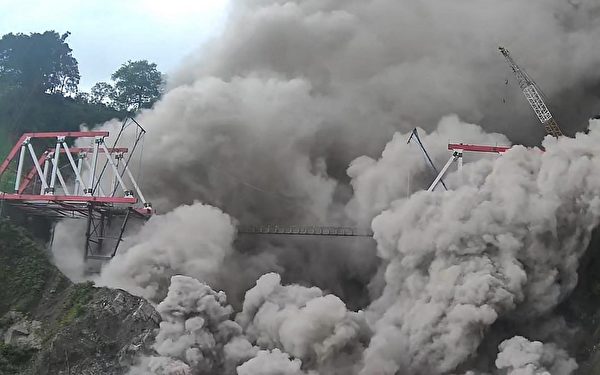 2022年12月4日，印尼塞梅魯火山爆發，Glada Perak橋被籠罩在煙霧和灰塵中。（Handout / Indonesia Geology Agency / AFP） / RESTRICTED TO EDITORIAL USE – MANDATORY CREDIT 「AFP PHOTO / Indonesia Geology Agency」 – NO MARKETING NO ADVERTISING CAMPAIGNS – DISTRIBUTED AS A SERVICE TO CLIENTS