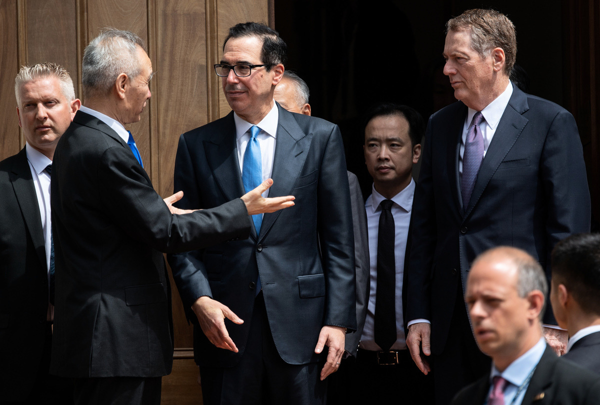 圖為中方貿易談判代表劉鶴（左二），與美方談判代表。資料圖。（SAUL LOEB/AFP）