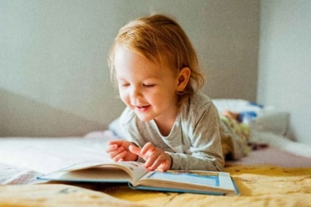 經常閱讀（以及聽人朗讀）的孩子在正式入學前就能累積更豐富的詞彙量，並擁有更強的聽力理解能力。（Shutterstock）