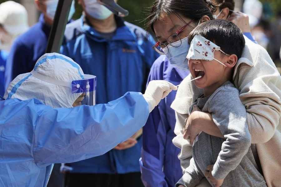 上海當局頻繁核酸檢測 市民反彈拒絕核檢
