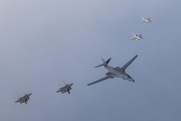 2023年3月3日,南韓首爾,美軍的B-1B轟炸機(B-1B bomber,中)、南韓空軍的F-15K戰鬥機(F-15K Fighter,左)及南韓空軍的KF-16戰鬥機(KF-16 fighter jets,右)參加美韓聯合軍演。(Handout/South Korean Defence Ministry/AFP)