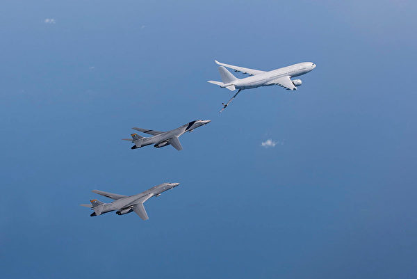 11月8日，兩架美軍的B-1 Lancer轟炸機與澳洲的KC-30A加油機在達爾文基地上空進行緊急轉移熟悉訓練。（美國印太司令部）