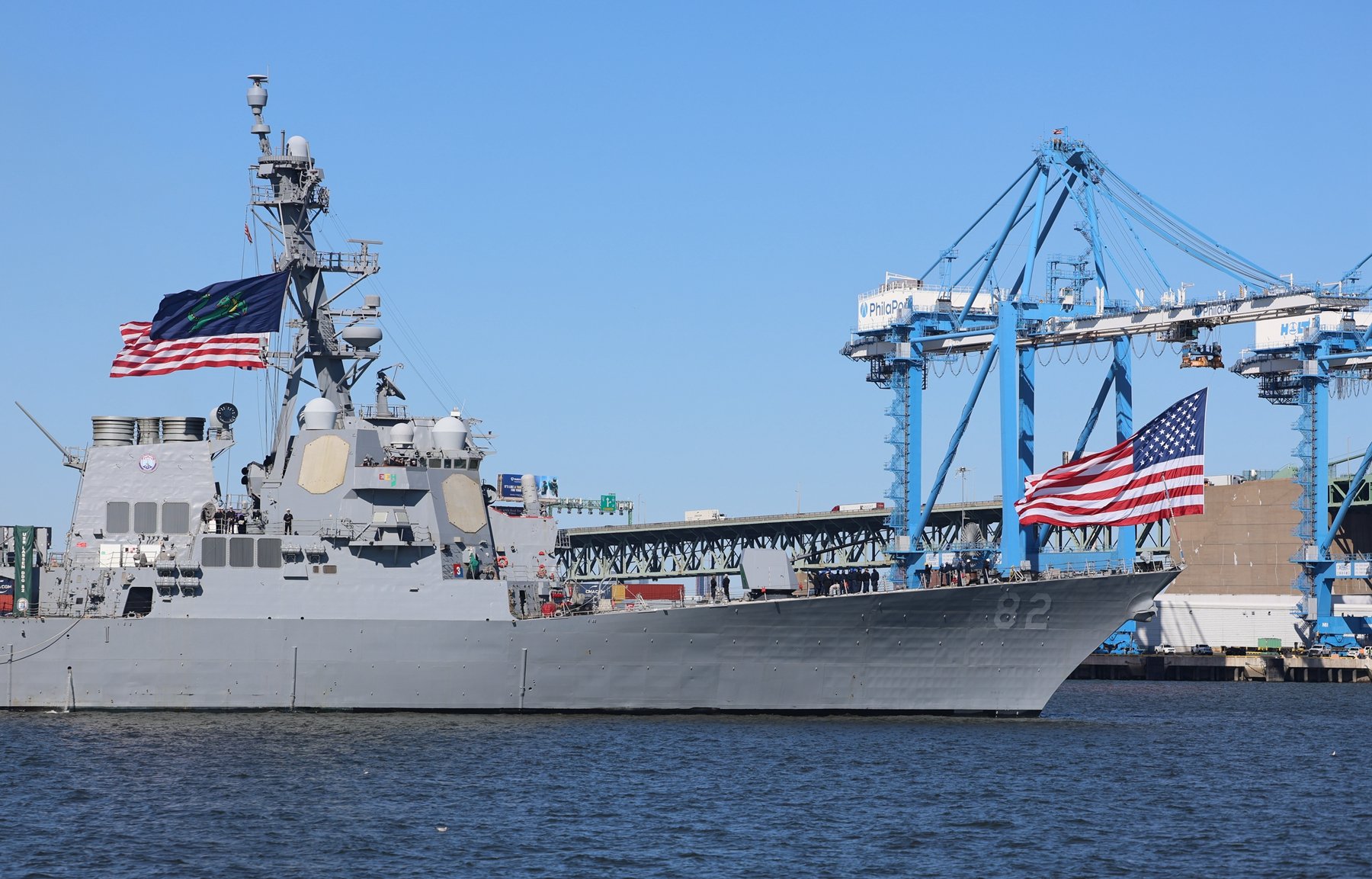 2025年10月9日,美國費城,美國海軍阿利·伯克級導彈驅逐艦拉森號(USS Lassen,DDG 82)沿著特拉華河航行。(U.S. Navy Photo by Mass Communication Specialist 3rd Class Sylvie Carafiol)