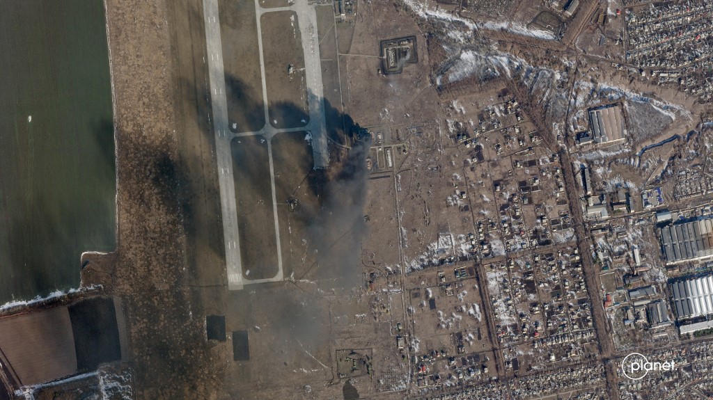 在這張由Planet Labs PBC提供的衛星圖像中，2022年2月24日，烏克蘭哈爾科夫郊外的Chuhuiv空軍基地在遭到俄羅斯軍隊的襲擊後升起濃煙。（Planet Labs PBC/AFP）