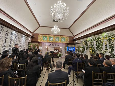 紐約知名律師李進進的追悼會3月27日在法拉盛舉行，社會各界紛至弔唁，送李進進最後一程。（林丹/大紀元）