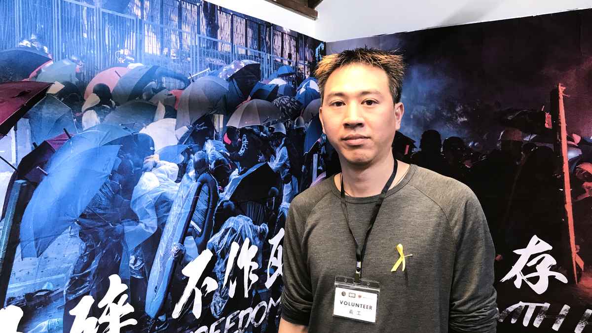 伯明翰「自由何價 – 出走香港」藝術展組織者丘文俊。（Tom Yang／大紀元）