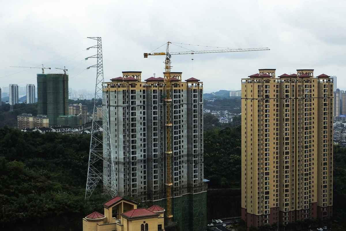 圖為2021年10月20日湖北省宜昌市在建的住宅樓。（STR / AFP）