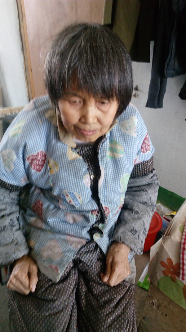 被迫害致殘的63歲的劉霞（2016年）。（明慧網）