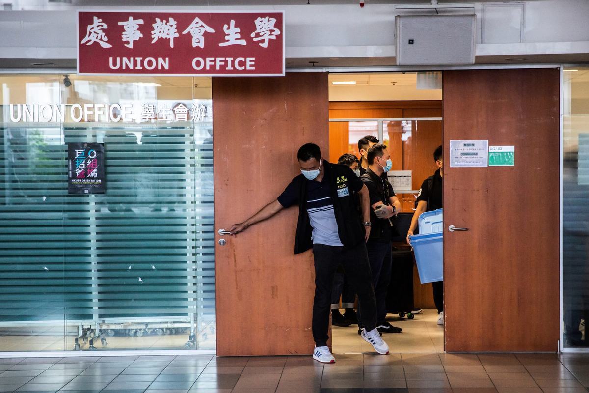 港警搜索香港大學學生會的辦公室。（ ISAAC LAWRENCE/AFP via Getty Images）
