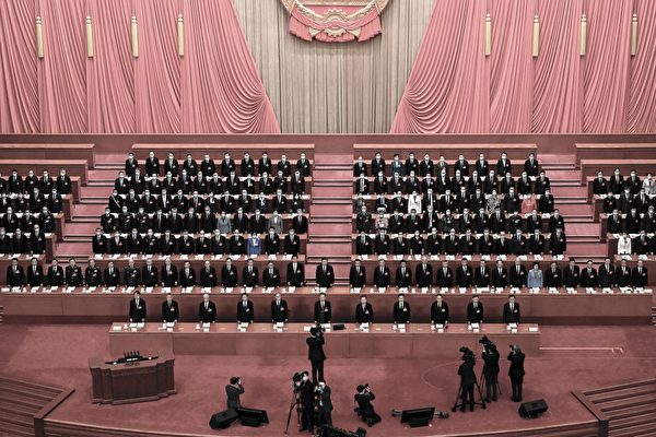 2023年3月5日，中共人大開幕會上，31名中共政治局新老成員佔據了主席台第二排，還有3名佔據了第一排中間。（Noel Celis/AFP via Getty Images）