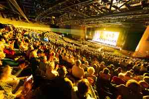 「神韻藝術家了不起」 法國亞眠四場全爆滿