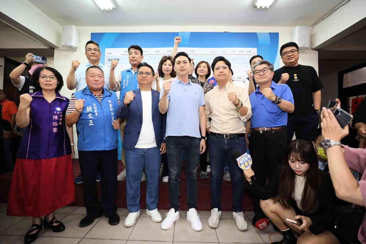 台中3立委罷免案不通過,齊喊為台中加油。國民黨籍台中市立委黃健豪(前左3宗)、廖偉翔、羅廷瑋罷免案26日皆宣告不通過,3人傍晚在支持者簇擁下上台,齊聲高喊為台中加油。中央社記者趙麗妍攝於114年7月26日。(中央社)