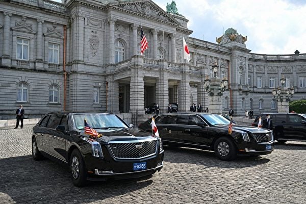 周一（2022年5月23日），拜登在東京市中心赤阪離宮（Akasaka Palace）與日本首相岸田展開會談並舉行新聞發布會。圖為拜登座駕。（Saul Loeb/AFP）