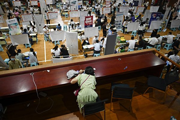 中共國家統計局日前宣布，截至去年底，全國「靈活就業」人員已達兩億人。圖為2020年7月25日一名女子在河南鄭州招聘現場休息。（Wang Zhao/AFP）