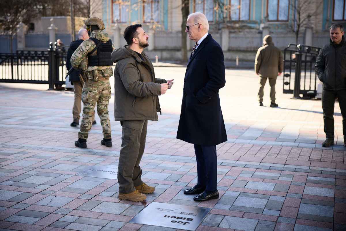 2023年2月20日，美國總統拜登（右）抵達基輔訪問，與烏克蘭總統澤連斯基（左）參觀憲法廣場（Constitution Square）。（Handout/Ukrainian Presidential Press Service/Pool/AFP）