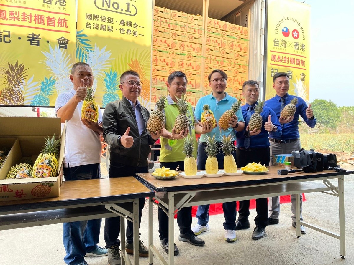 台灣第一批外銷香港菠蘿2021年3月5日在屏東縣內埔鄉自然農場封櫃啟航，農糧署副署長姚志旺（左2）及民進黨立委莊瑞雄（左3）前往參與。（莊瑞雄服務處提供）